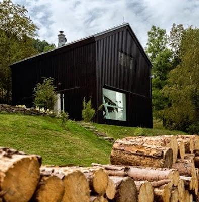 Establo Rustico en Negro y Blanco