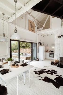 Establo Rustico en Negro y Blanco