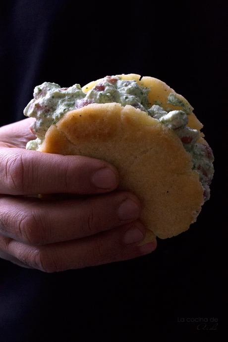 Arepas con frijoles y queso