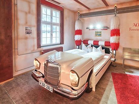 Conoce el Hotel alemán que te deja dormir en un Mercedes