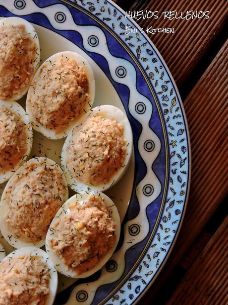Huevos rellenos de pasta de atun , Ideas para Navidad