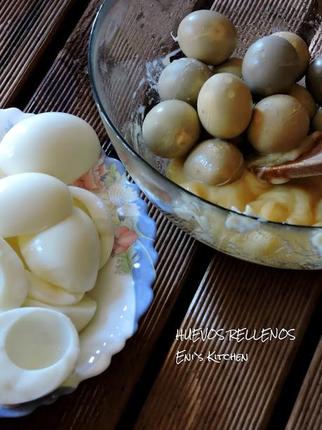 Huevos rellenos de pasta de atun , Ideas para Navidad