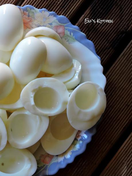 Huevos rellenos de pasta de atun , Ideas para Navidad