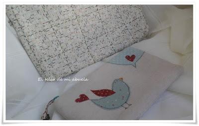 FUNDA CON BOQUILLA, NECESERES Y BOLSO DE Gail Pan.