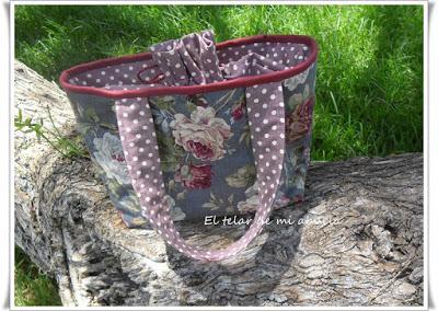 FUNDA CON BOQUILLA, NECESERES Y BOLSO DE Gail Pan.