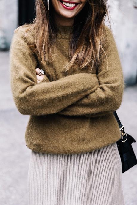 Pleated_Midi_Skirt-Khaki_sweater-Black_Booties-Proenza_Schouler_Bag-NY-New_York_City-Meatpacking-Outfit-Street_Style-Collage_Vintage-11