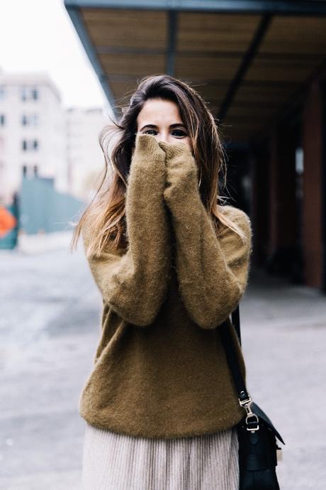 Pleated_Midi_Skirt-Khaki_sweater-Black_Booties-Proenza_Schouler_Bag-NY-New_York_City-Meatpacking-Outfit-Street_Style-Collage_Vintage-14