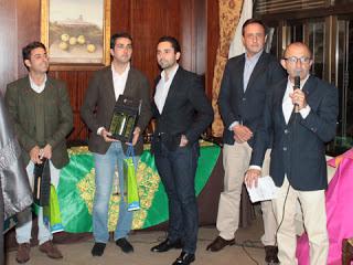 JAVIER CASTAÑO RECOGE SU PREMIO COMO AUTOR DE LA MEJOR FAENA DE LA FERIA TAURINA DE PRIEGO EN SU EDICIÓN DE 2015