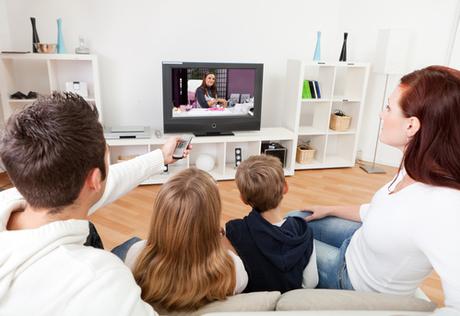 ver la televisión con niños