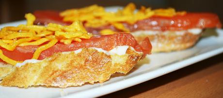 Canapés de salmón con mayonesa y huevo hilado