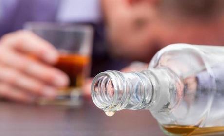 ¿Cuáles son los efectos (si los hay) del alcohol en el antibiótico azitromicina?