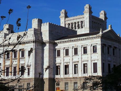 Una ruta por el Montevideo menos turístico: Palacio Legislativo, Torre Antel, MAM y Barrio Reus