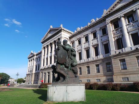 Una ruta por el Montevideo menos turístico: Palacio Legislativo, Torre Antel, MAM y Barrio Reus