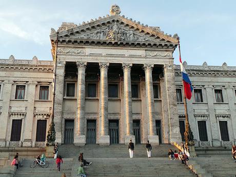 Una ruta por el Montevideo menos turístico: Palacio Legislativo, Torre Antel, MAM y Barrio Reus