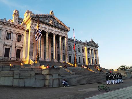 Una ruta por el Montevideo menos turístico: Palacio Legislativo, Torre Antel, MAM y Barrio Reus
