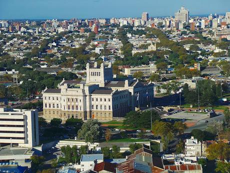 Una ruta por el Montevideo menos turístico: Palacio Legislativo, Torre Antel, MAM y Barrio Reus