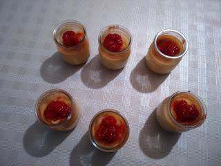 PASTEL DE YOGUR, DÁTILES Y FRAMBUESAS