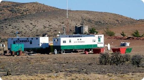 Explotación de oro y plata a cielo abierto en el Bosque Petrificado Jaramillo.