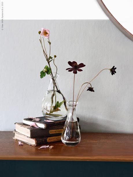 Un aparador retro lleno de piezas de Ikea