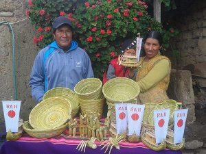 Artesanía de totora en feria “Eco Sur del Titicaca”• El e...