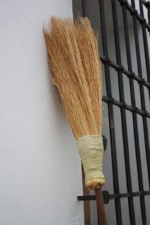 Utensilios, Aperos y Máquinas del ayer: Escobas de Mijo Utensilios, Aperos y Máquinas del ayer: Escobas de Mijo