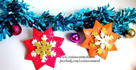 Guirnalda navideña con estrellas de papel y copos de nieve