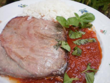 LOMO DE ATUN CON TOMATE FRITO AL AROMA DE ALBAHACA