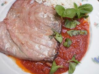 LOMO DE ATUN CON TOMATE FRITO AL AROMA DE ALBAHACA