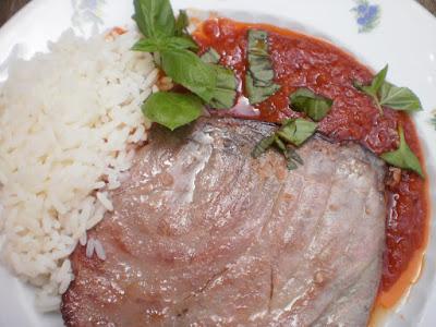 LOMO DE ATUN CON TOMATE FRITO AL AROMA DE ALBAHACA