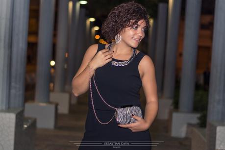 Fotografia chica posando de noche bolso de noche moda