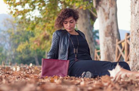 fotografia modelo con bolso junto a ojos de otoño