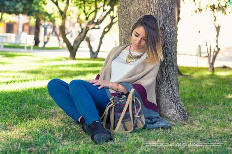 Fotografia chica junto a árbol en parque con bolso moda