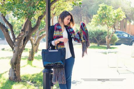 Fotografia chica junto farola con bufanda y bolso moda Murcia