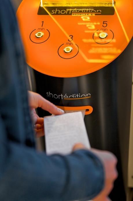 Máquinas expendedoras de relatos cortos para leer mientras esperas al bus