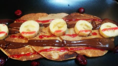 Tortitas de avena y plátano con chocolate y sirope de fresa