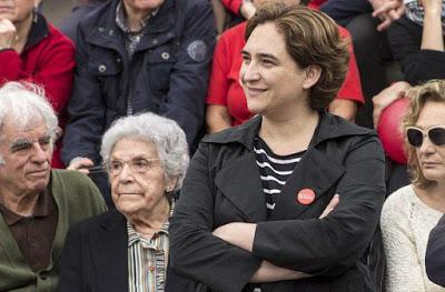 Colau apoya una querella contra el Rey y Rajoy por los crímenes del franquismo.