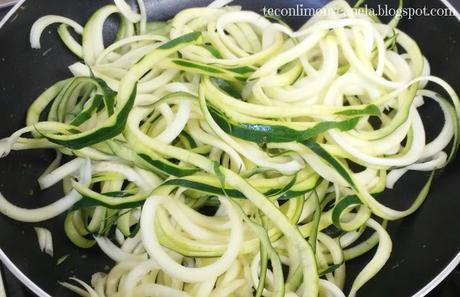 TALLARINES DE CALABACIN CON BOLETUS Y ALBAHACA