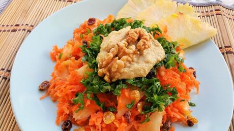 Ensalada crudivegana de zanahoria y piña con salsa de curry