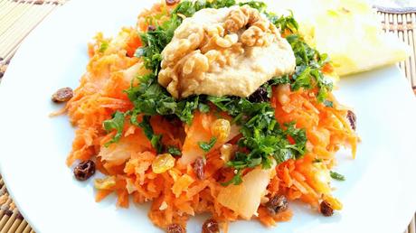 Ensalada crudivegana de zanahoria y piña con salsa de curry