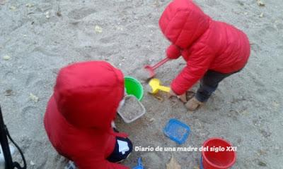 invierno niños parque jugando