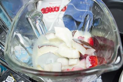 Corona de helado de fresa, coco y chocolate