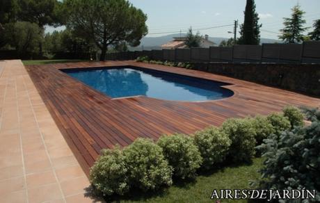 Piscina con tarima en madera de ipé