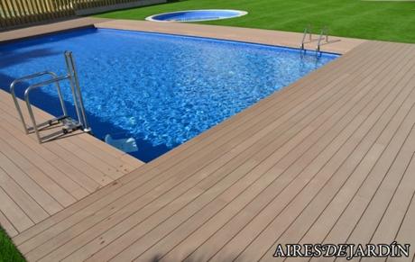 Piscina comunitaria en tarima sintética