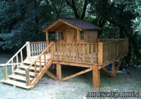 Instalación casita de madera infantil FELIX por nuestro cliente Sr. Antonio López de A Coruña sobre una tarima elevada ya existente.