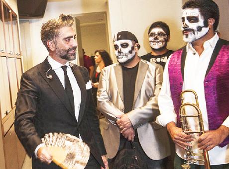 Alejandro Fernández rompe en llanto en pleno concierto en México