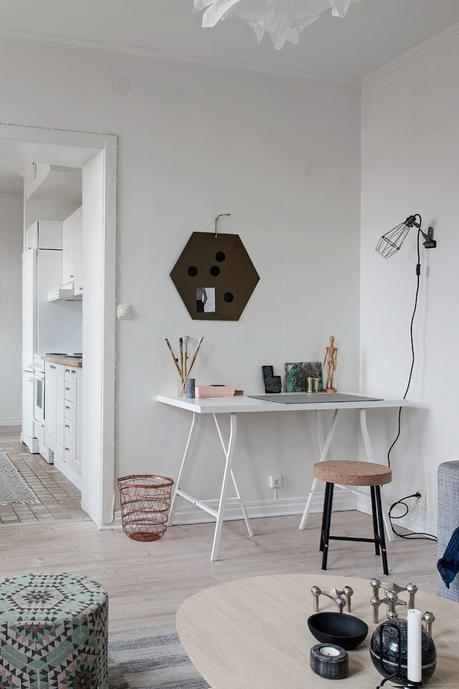 Mini cocina femenina y con estilo mini pisos nórdicos lampara de plumas Eos lightbrown de la marca danesa Vita decoración pisos pequeños decoración femenina decoración cocinas nórdicas decoración cocinas blog decoración nórdica 