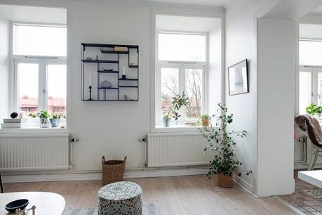 Mini cocina femenina y con estilo mini pisos nórdicos lampara de plumas Eos lightbrown de la marca danesa Vita decoración pisos pequeños decoración femenina decoración cocinas nórdicas decoración cocinas blog decoración nórdica 