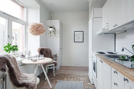 Mini cocina femenina y con estilo mini pisos nórdicos lampara de plumas Eos lightbrown de la marca danesa Vita decoración pisos pequeños decoración femenina decoración cocinas nórdicas decoración cocinas blog decoración nórdica 