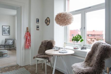 Mini cocina femenina y con estilo mini pisos nórdicos lampara de plumas Eos lightbrown de la marca danesa Vita decoración pisos pequeños decoración femenina decoración cocinas nórdicas decoración cocinas blog decoración nórdica 