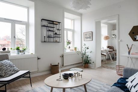 Mini cocina femenina y con estilo mini pisos nórdicos lampara de plumas Eos lightbrown de la marca danesa Vita decoración pisos pequeños decoración femenina decoración cocinas nórdicas decoración cocinas blog decoración nórdica 